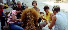 Landfrauen beim Binden der Erntekrone