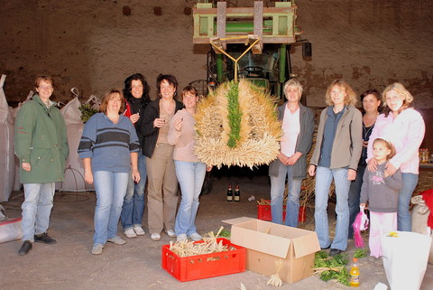 Erntekrone wird von den Landfrauen gebunden