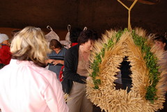 Erntekrone wird von den Landfrauen gebunden