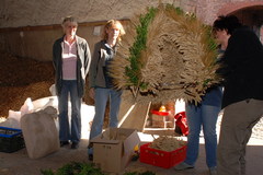 Erntekrone wird von den Landfrauen gebunden