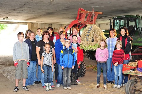 Erntekrone wird von den Landfrauen gebunden