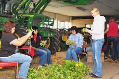 Erntekrone wird von den Landfrauen gebunden