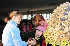 Erntekrone wird von den Landfrauen gebunden