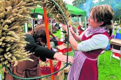 Erntekrone wird gebunden Erntekrone wird gebunden