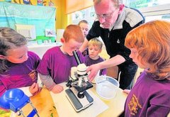 Klasse 1 am Mkroskop