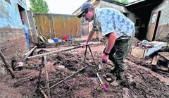 Bernd Opel beim Aufr&auml;umen